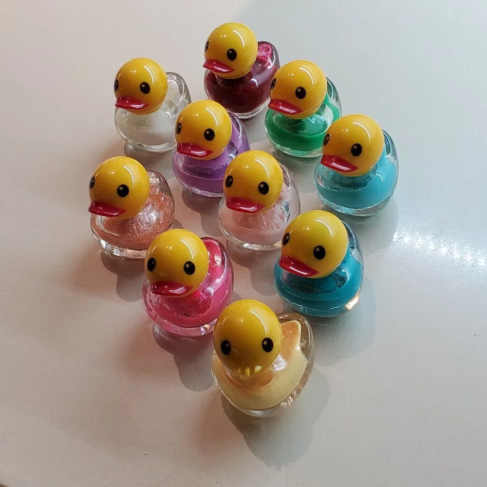 CUTE LITTLE DUCKS FILLED WITH NAIL POLISH - Picture 1 of 1